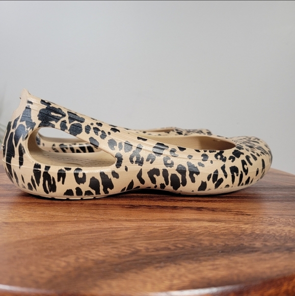 CROCS Leopard Print Flats Size 8 Animal Casual Comfy - Picture 7 of 16